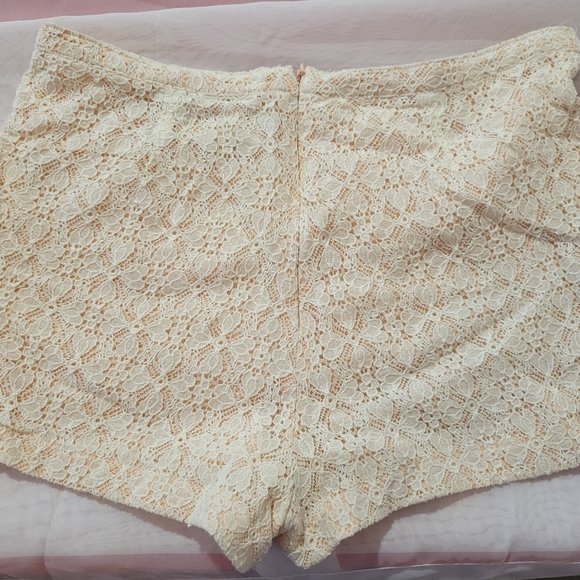Lost lace shorts - Picture 3 of 3